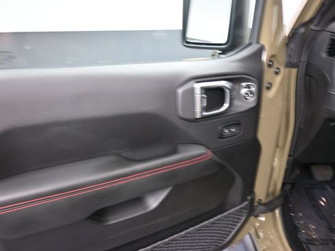 Used 2025 Jeep Wrangler Unlimited Rubicon AWD/4WD image 13