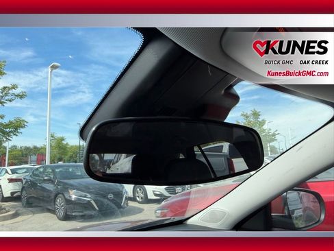 Used 2025 Chevrolet Trax LT w/ LT Convenience Package FWD image 29