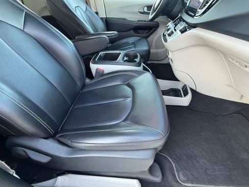 Used 2023 Chrysler Pacifica Touring-L FWD image 10