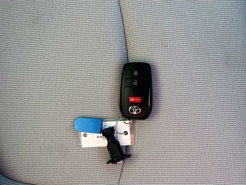 Used 2025 Toyota Corolla Cross LE FWD image 32