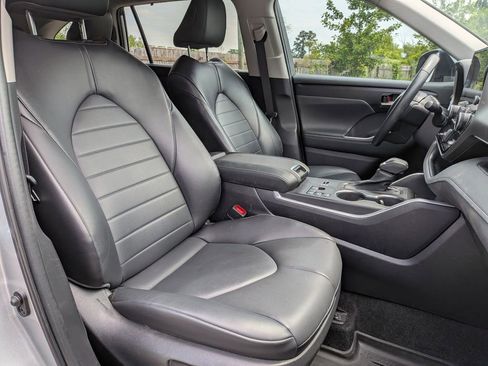 Used 2023 Toyota Highlander XLE FWD image 30