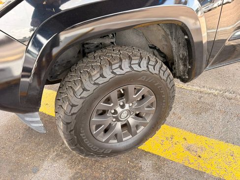 Used 2020 Toyota Tacoma SR5 AWD/4WD image 9