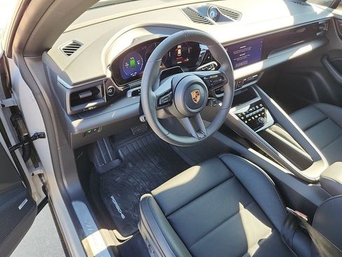 New 2026 Porsche Macan 4 Electric image 4