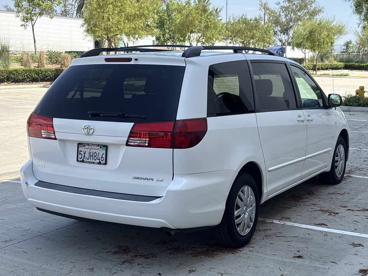 Used 2005 Toyota Sienna LE w/ LE Pkg 1 FWD image 3