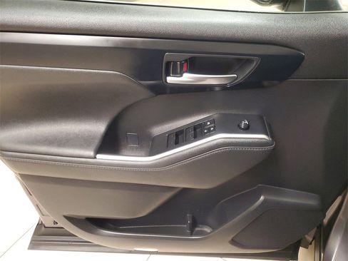 Certified 2023 Toyota Highlander XLE image 20