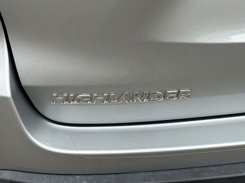 Used 2019 Toyota Highlander XLE AWD/4WD image 24