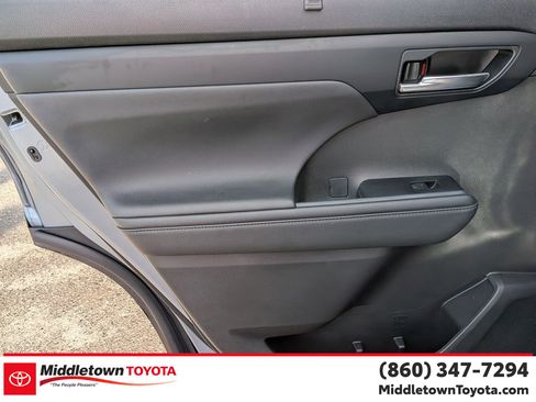 Certified 2024 Toyota Highlander XLE image 28