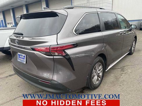 Used 2021 Toyota Sienna XLE image 3