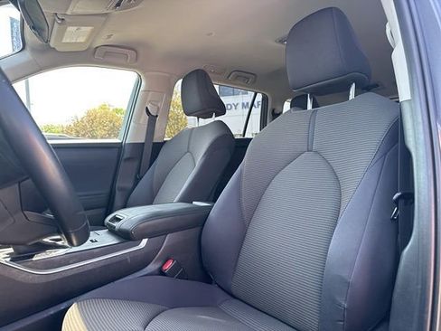 Used 2023 Toyota Highlander LE image 9