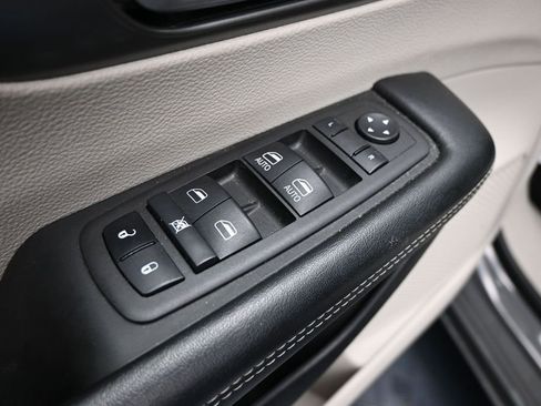 Used 2023 Chrysler Pacifica Touring-L FWD image 11