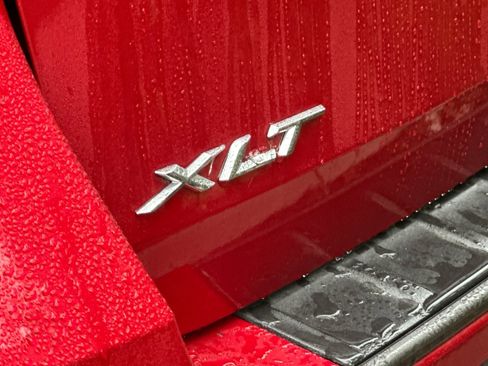 Used 2022 Ford Explorer XLT w/ Equipment Group 202A image 9