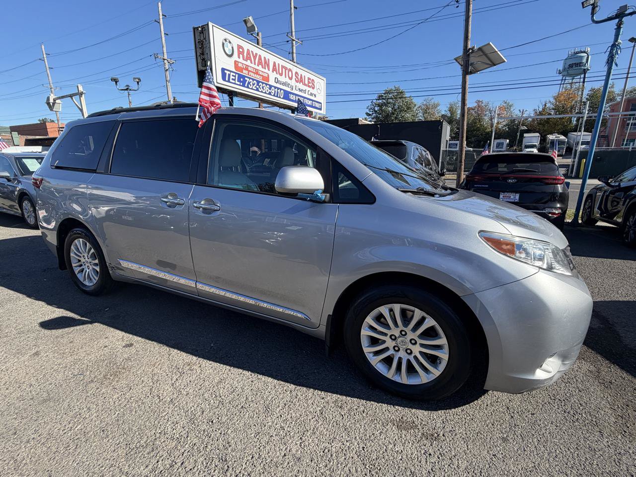 Used 2017 Toyota Sienna XLE w/ XLE Navigation Package FWD image 13