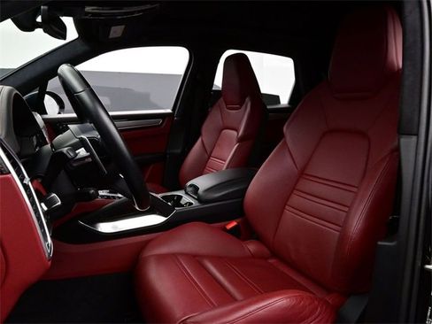 Used 2022 Porsche Cayenne Turbo S image 5