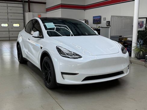 Used 2023 Tesla Model Y Long Range AWD/4WD image 1