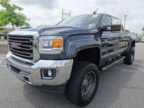 Used 2018 GMC Sierra 2500 SLT w/ Duramax Plus Package AWD/4WD image 8