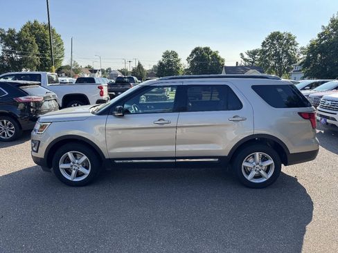 Used 2017 Ford Explorer XLT w/ Equipment Group 202A AWD/4WD image 5