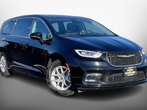 Used 2024 Chrysler Pacifica Touring-L image 1