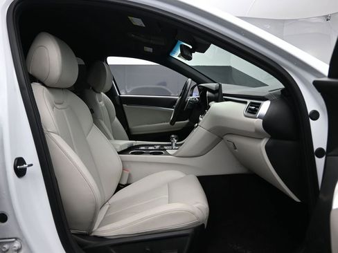 Used 2025 Genesis G70 2.5T image 31