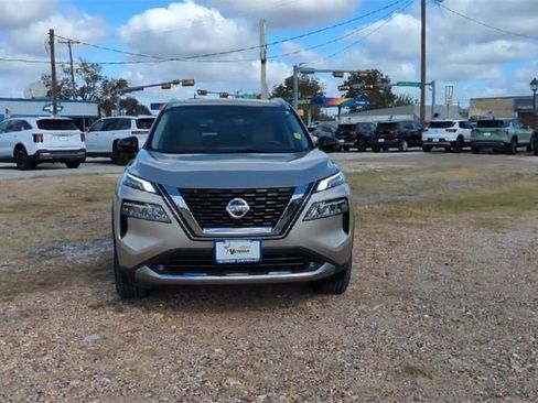 Used 2021 Nissan Rogue Platinum image 3