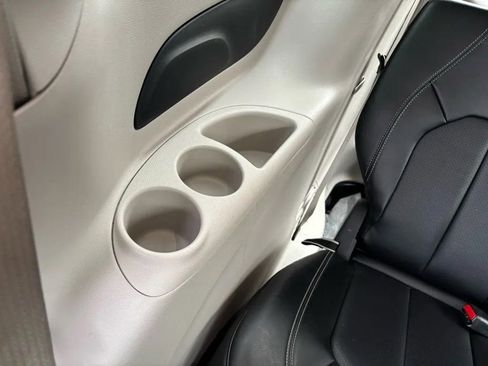 Used 2024 Chrysler Pacifica Touring-L image 32