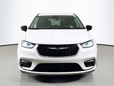 Used 2024 Chrysler Pacifica Touring-L FWD image 2