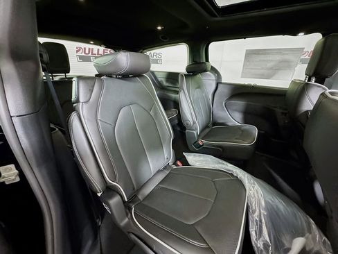 New 2026 Chrysler Pacifica Limited FWD image 30