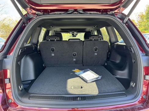 New 2025 Jeep Grand Cherokee Altitude image 30