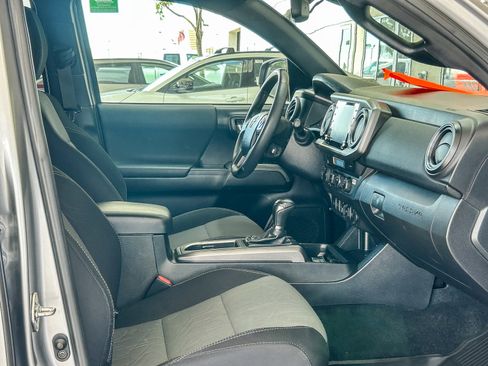 Used 2021 Toyota Tacoma TRD Off-Road w/ Technology Package AWD/4WD image 16
