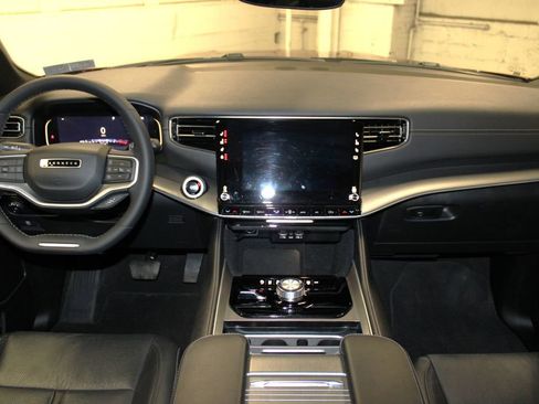 Used 2025 Jeep Wagoneer Series II image 9