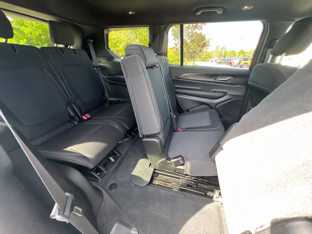 Used 2026 Jeep Grand Cherokee L Laredo RWD image 21