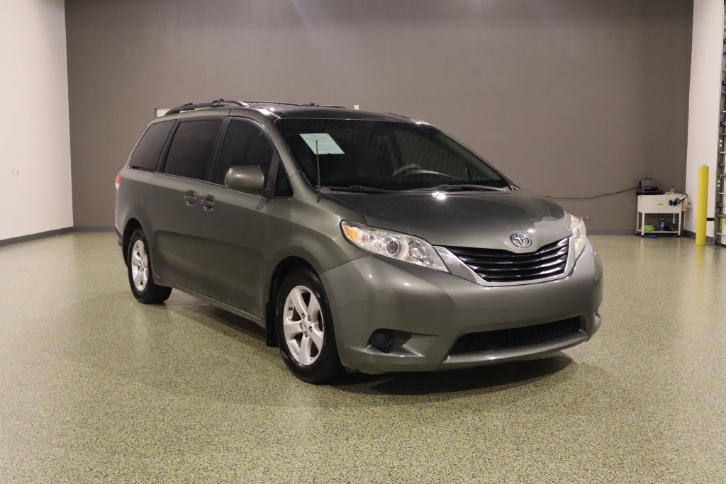 Used 2012 Toyota Sienna LE FWD image 1