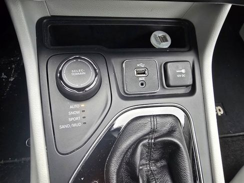 Used 2019 Jeep Cherokee Limited image 19