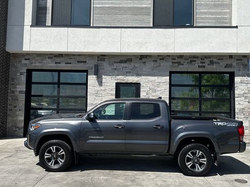 Used 2017 Toyota Tacoma TRD Sport w/ Tow Package (A/T) AWD/4WD image 6
