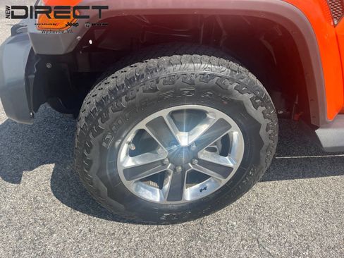 Used 2018 Jeep Wrangler Unlimited Sahara AWD/4WD image 2