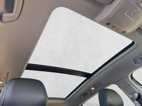 Used 2022 Volkswagen Tiguan SE w/ Panoramic Sunroof Package FWD image 18