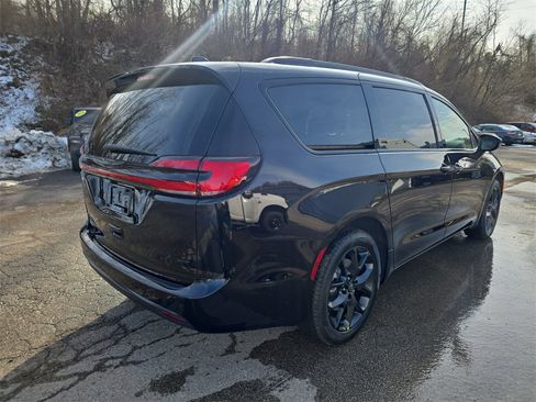 New 2026 Chrysler Pacifica Select w/ S Appearance Package image 4