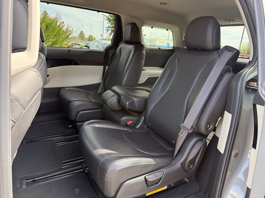 Used 2022 Kia Carnival EX FWD image 30