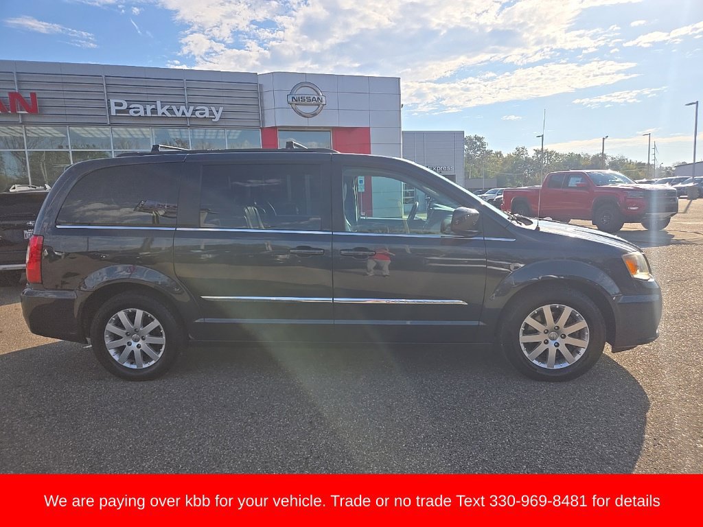 Used 2013 Chrysler Town & Country Touring FWD image 8