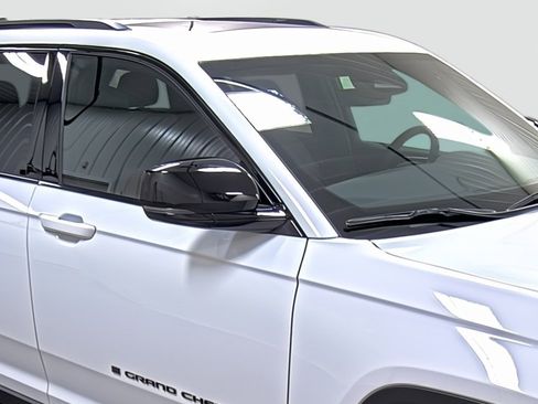 New 2025 Jeep Grand Cherokee Altitude image 15