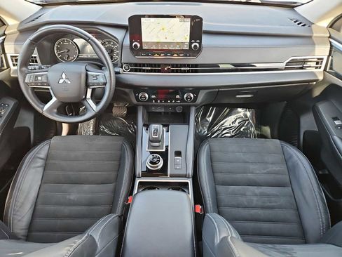 Used 2022 Mitsubishi Outlander SE image 16