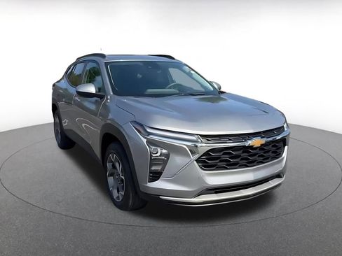 Used 2025 Chevrolet Trax LT FWD image 3