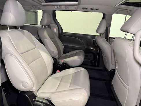 Used 2017 Toyota Sienna Limited Premium image 27