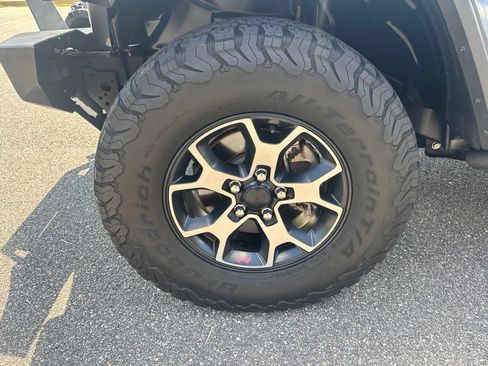 Used 2019 Jeep Wrangler Unlimited Rubicon w/ LED Lighting Group AWD/4WD image 12