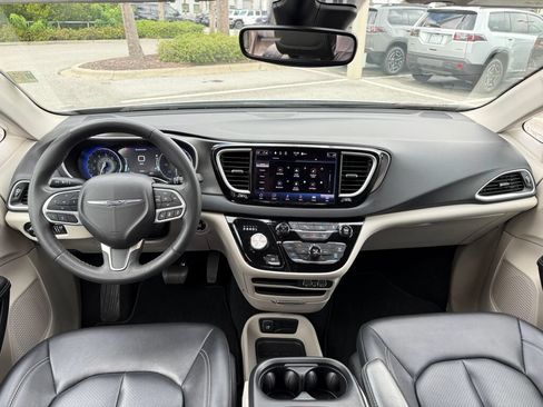 Used 2024 Chrysler Pacifica Touring-L FWD image 14