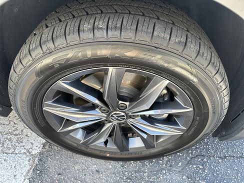 Used 2023 Volkswagen Tiguan SE FWD image 3