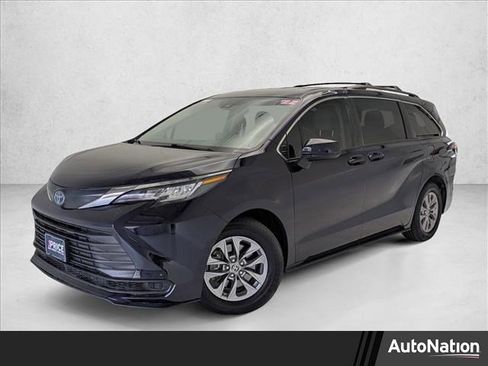 Used 2022 Toyota Sienna LE image 1