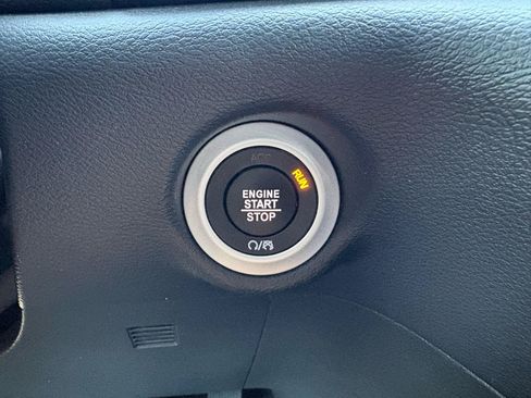 Used 2026 Chrysler Pacifica Select FWD image 41