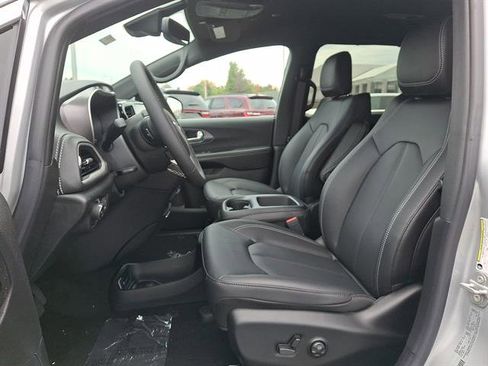 New 2026 Chrysler Pacifica Select image 11