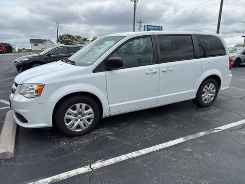 Used 2018 Dodge Grand Caravan SE w/ UConnect Hands-Free Group FWD image 2