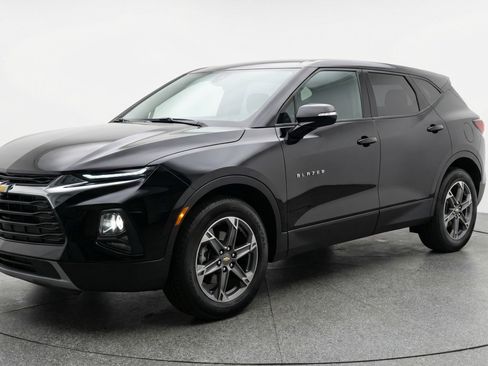Used 2025 Chevrolet Blazer LT FWD image 3